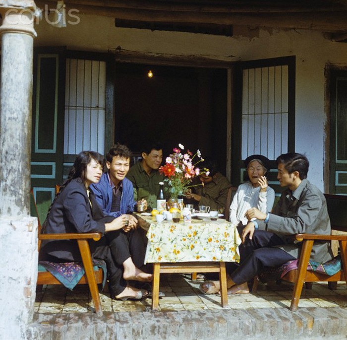 Một gia đình tại làng Nghi Tàm, Hà Nội năm 1973. Ảnh: Corbis.